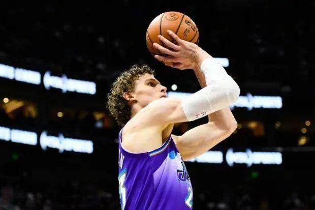 乐鱼app-连续三场遭遇绝杀！顽强爵士志存高远奈何运气太差