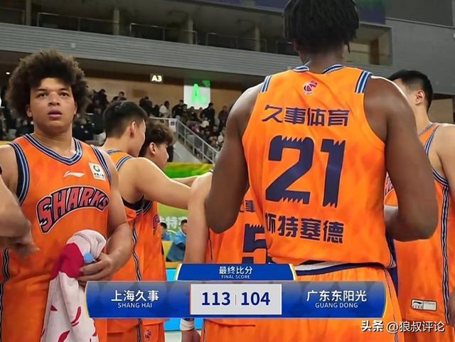 乐鱼-无解双塔！洛夫顿白边狂轰45+19+11打爆广东禁区 杜锋多次无奈摇头